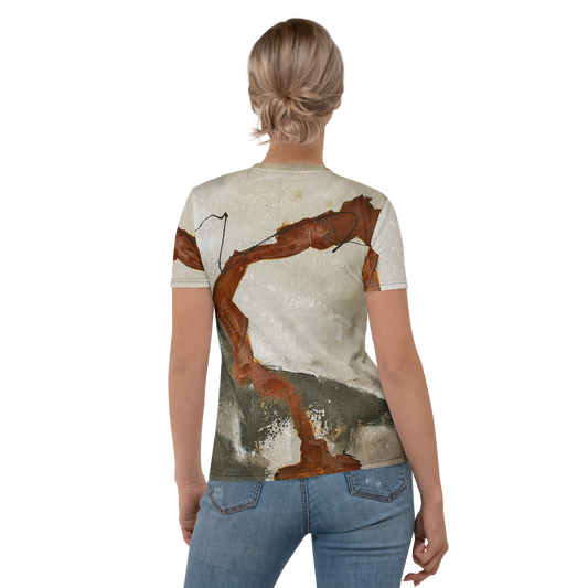 Rückenansicht einer Frau in ERDKLANG Damen-T-Shirt mit abstraktem Druck in Rosttönen.