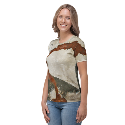 ERDKLANG Damen-T-Shirt mit beige-braunem Druck, lächelnde Frau präsentiert zeitloses Design.